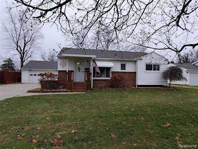 244 Ponchartrain Dr Fenton, MI 48430