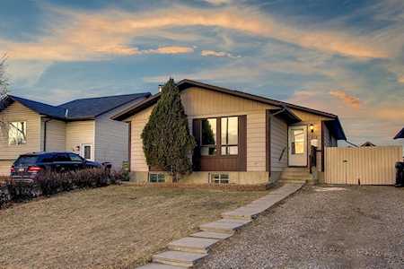 208 Bedford Circle NE Calgary, AB T3K 1L1