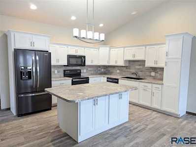 5617 S Westwind Ave Sioux Falls, SD 57108