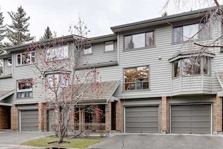 506 Point Mckay Grove NW Calgary, AB T3B 5C5