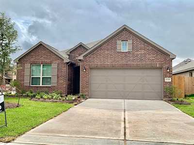 935 Golden Willow Ln Conroe, TX 77304