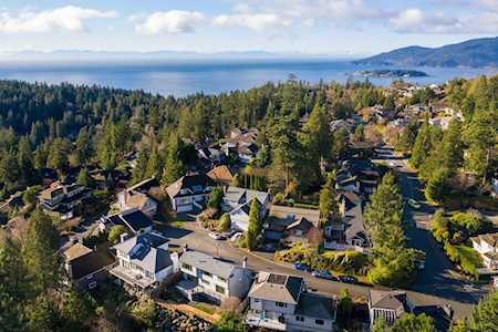 4786 Meadfeild Court West Vancouver, BC V7W 2Y3