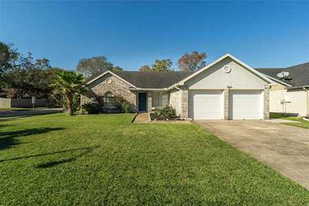3002 Ferndale Dr League City, TX 77573