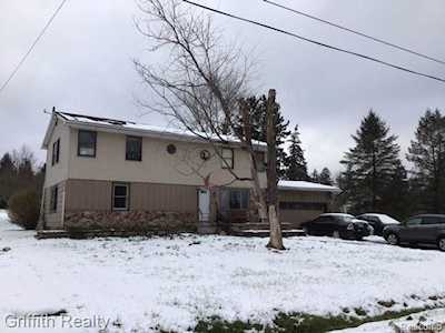 349 E Peterson Dr Hartland Twp, MI 48114