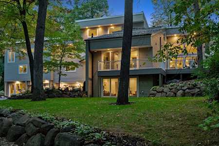 4660 Maple Hill Drive Deephaven, MN 55331