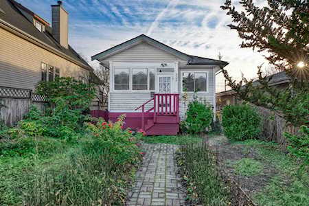 325 W 22nd Street North Vancouver, BC V7M 2A3