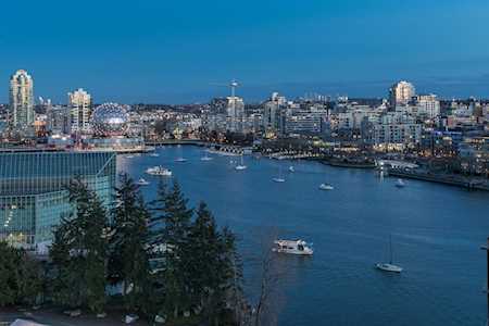 33 Smithe Street #1802 Vancouver, BC V6B 0B5