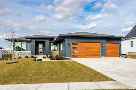 4892 Lakeside Dr Bettendorf, IA 52722
