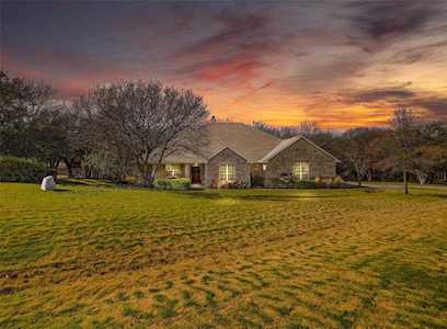 221 Hidden Hills Court Fort Worth, TX 76108