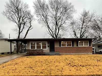 785 Manresa Dr Florissant, MO 63031