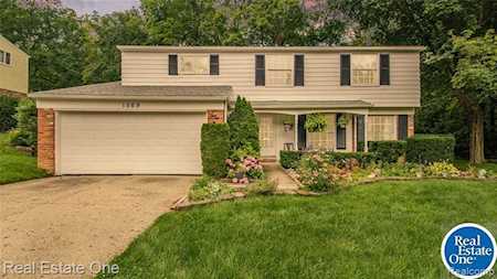 1069 Grace Ct Northville, MI 48167