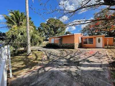 4520 SW 38th St West Park, FL 33023