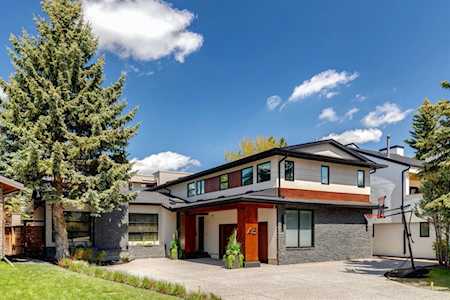 43 Bel-Aire Place SW Calgary, AB T2V 2C3