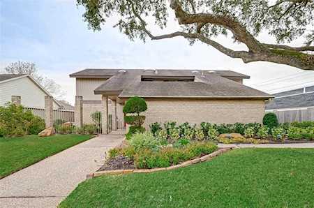 2826 Fairway Dr Sugar Land, TX 77478