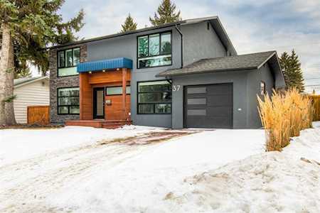 37 Roseview Dr NW Calgary, AB T2K 1N8