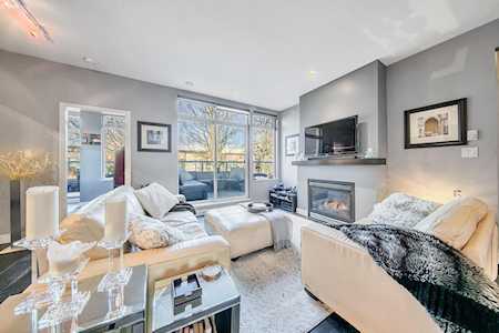 2628 Yew Street #402 Vancouver, BC V6K 4T4