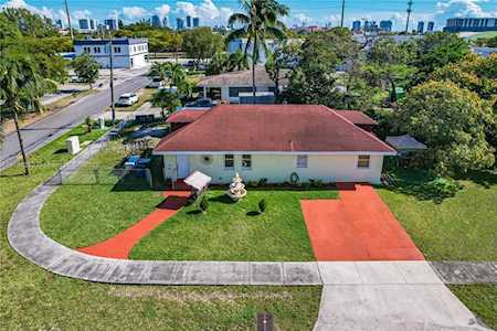 33 SW 5th St Hallandale Beach, FL 33009