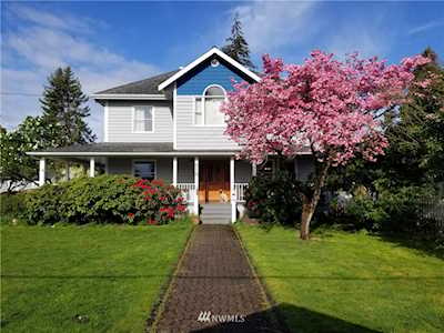 618 14th St SW Puyallup, WA 98371