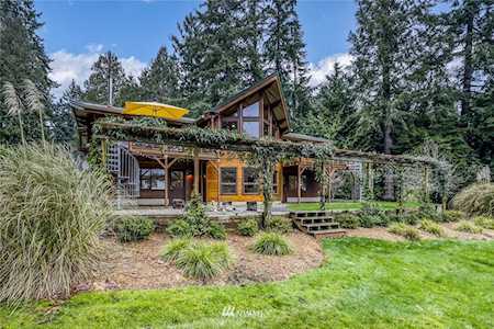 10376 NE Sasquatch Ln Bainbridge Island, WA 98110