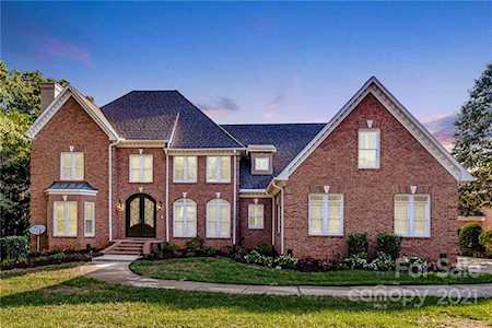 18825 River Falls Dr Davidson, NC 28036