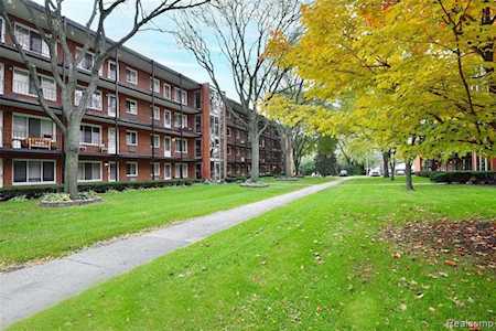 2915 W 13 Mile Rd #406 Royal Oak, MI 48073