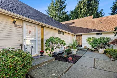 1208 S 244th Place Des Moines, WA 98198