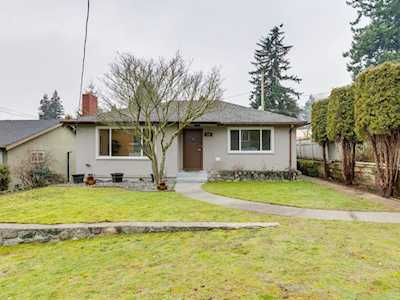 726 Bowler Street New Westminster, BC V3M 4V7