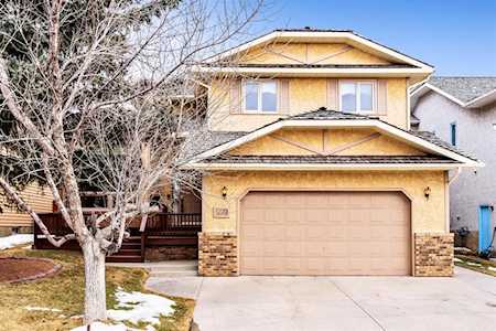 199 Edelweiss Dr NW Calgary, AB T3A 3R7