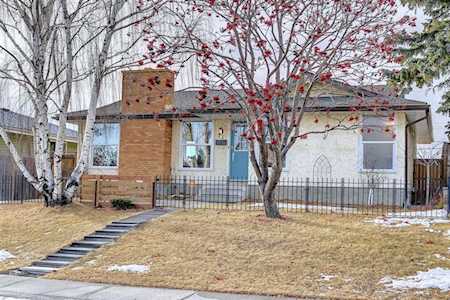 71 Huntwick Way NE Calgary, AB T2K 4H4