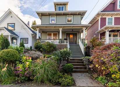 1216 Woodland Drive Vancouver, BC V5L 3S1