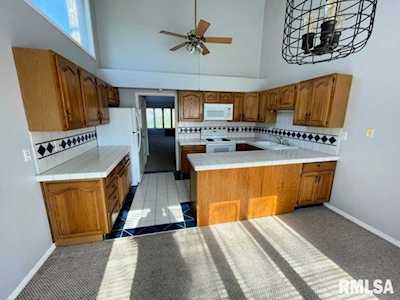 884 47th Ave East Moline, IL 61244