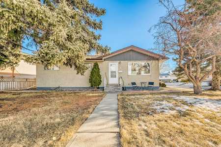 4 Rossburn Crescent SW Calgary, AB T3C 2N5