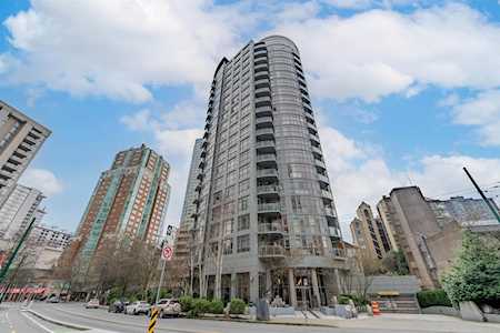 1050 Smithe Street #1807 Vancouver, BC V6E 4T4