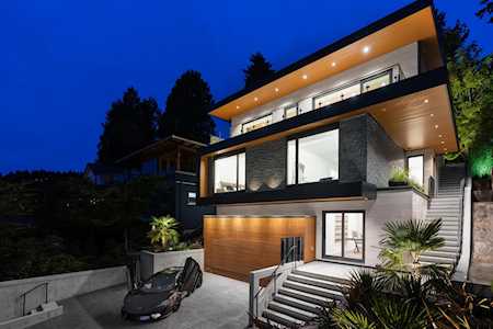 3325 Marine Drive West Vancouver, BC V7V 1M8