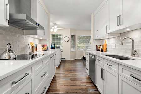 3670 Banff Court #101 North Vancouver, BC V7H 2Y7