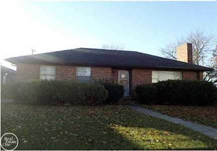 15298 Veronica Eastpointe, MI 48021