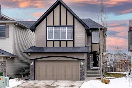 208 Cougartown Close SW Calgary, AB T3H 0B2