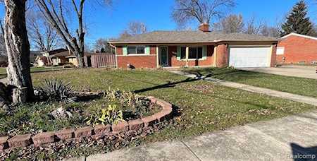 31511 Beaconsfield St Roseville, MI 48066