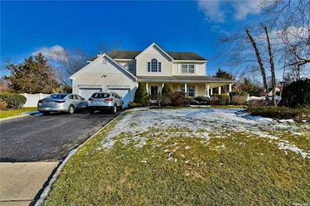 11 Mark Twain Lane Setauket, NY 11733