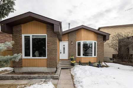 19 Woodglen Mews SW Calgary, AB T2W 4P3