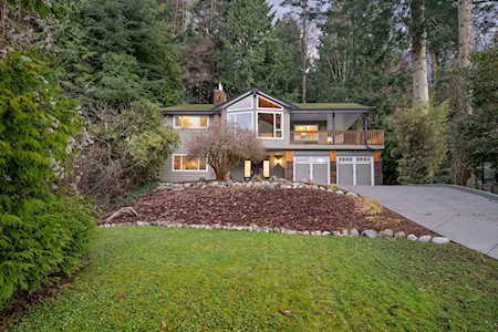 2718 Bayview Street Surrey, BC V4A 2Z4