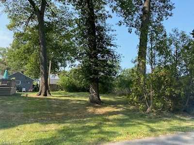 206 Oakwood Dr Avon Lake, OH 44012