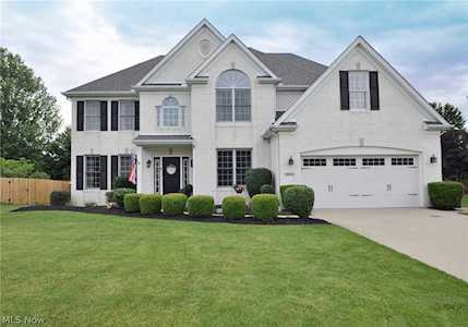 2313 Woodmill Dr Westlake, OH 44145