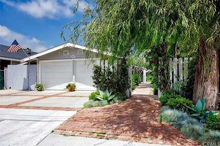 260 Santo Tomas Ave Costa Mesa, CA 92627
