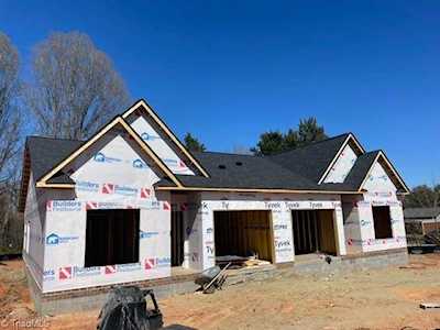 710 W Lee Avenue Yadkinville, NC 27055