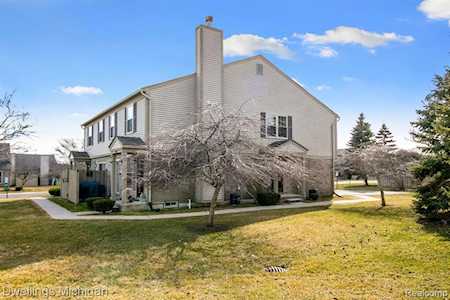 13816 Watersway Dr Gibraltar, MI 48173