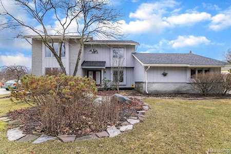 5230 Cardinal Dr Troy, MI 48098