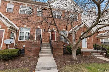 1730 Campau Farms Cir Detroit, MI 48207
