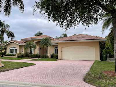 570 W Enclave Cir W Pembroke Pines, FL 33027