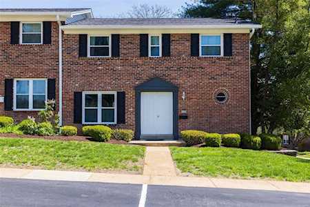 1152 Toreador Dr St Louis, MO 63141